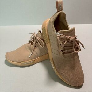 Adidas women’s sneakers. New in Box 👟